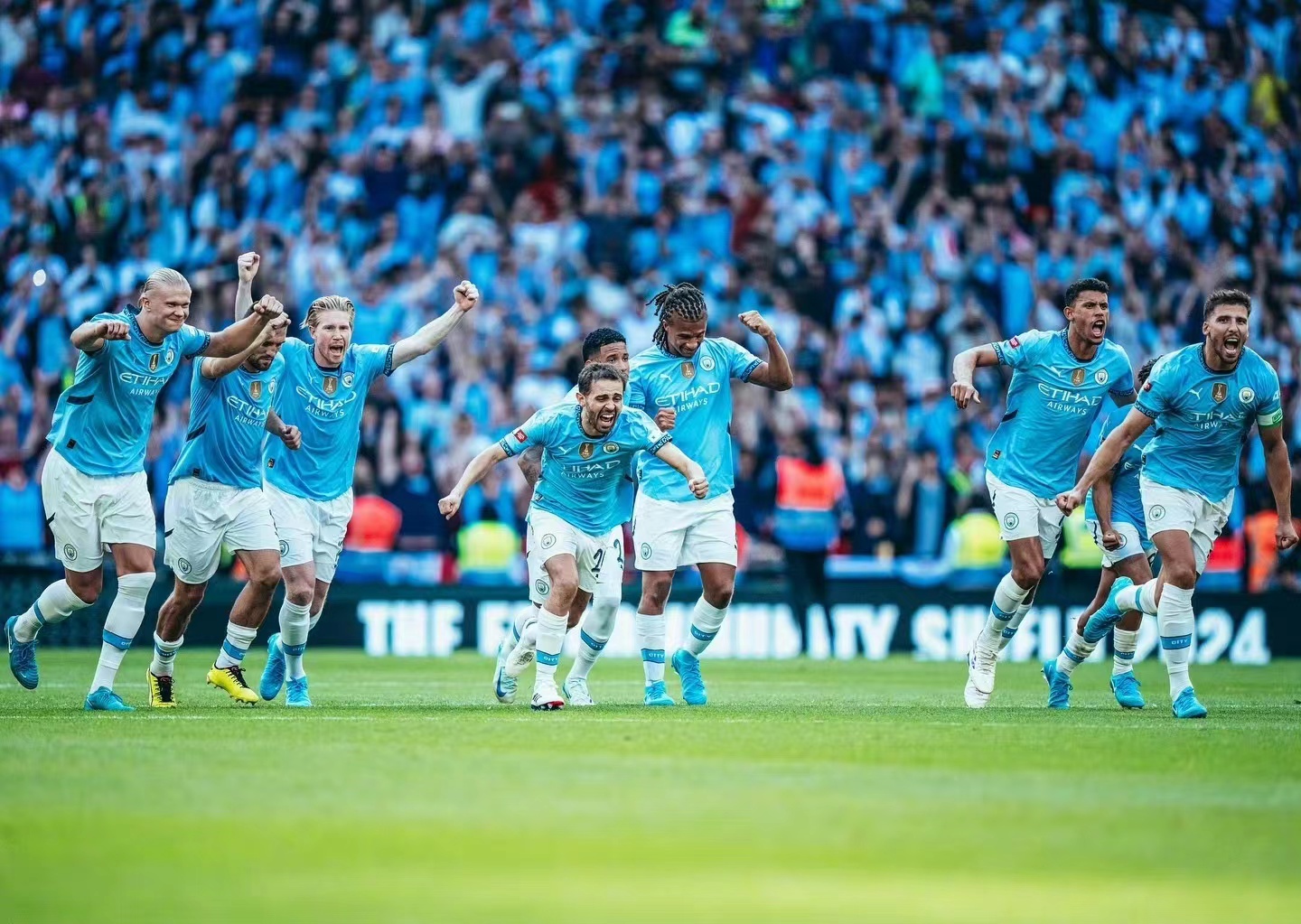 Tidevandet vender, Manchester City slog Manchester United for at vinde Community Shield